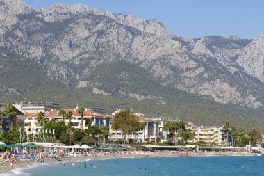 İnsanlar zevk Güneş ve deniz turkuaz deniz ve çakıl Plajı'nda. Kemer, Türkiye