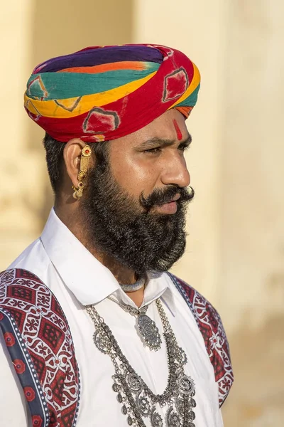 Hombres retratos vestidos con ropa tradicional Rajasthani participan en el concurso Mr. Desert como parte del Festival del Desierto en Jaisalmer, Rajastán, India — Foto de Stock