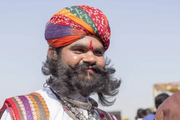 ラージャス ターン州の伝統的な衣装を身に着けている肖像画の男性は、ジャイサル メール、ラージャス ターン州、インドの砂漠のフェスティバルの一環として氏砂漠コンテストに参加します。 — ストック写真