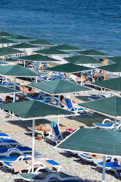 Lidé si slunce a moře na tyrkysové moře a oblázkové pláže. Kemer, Turecko — Stock fotografie