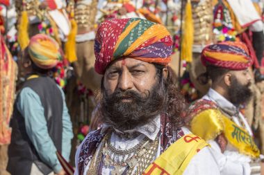 Portre erkekler geleneksel Rajasthani elbise Jaisalmer, Rajasthan, Hindistan çöl Festivali olarak Bay Desert yarışmaya katılmak