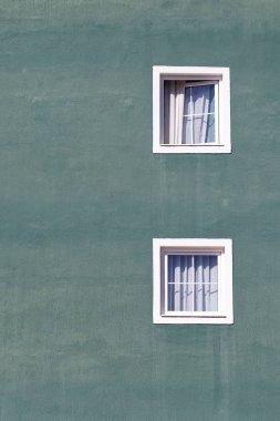 İki beyaz pencere eski bir yeşil sıva duvar, Türkiye