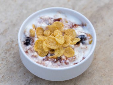Kase müsli, berry, pul, yoğurt ve bal ile beyaz, yakın çekim