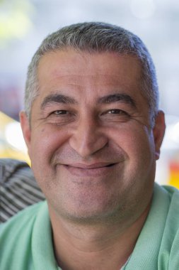 Meyve ve sebze, Kemer, Türkiye'de yerel bir Pazar satan Türk bir adam portresi