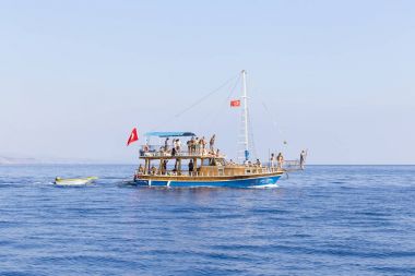 Tekne turist ile Kemer beach, Türkiye bir seyahatinden döndürür. Kemer turistler arasında çok popüler olan.