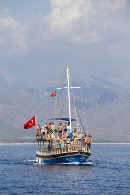 Tekne turist ile Kemer beach, Türkiye bir seyahatinden döndürür. Kemer turistler arasında çok popüler olan.