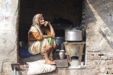 Varanasi, Uttar Pradesh, Hindistan Dashashwamedh Ghat, sokakta yaşlı dilenci kadın