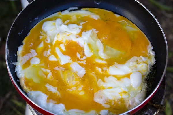 Smažený omeletu na pánvi. — Stock fotografie