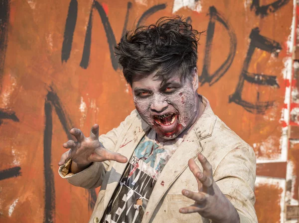 Thai guy participa en FOX Thai The Walking Dead Season 5 Maratón vestido de zombies, Bangkok, Tailandia — Foto de Stock