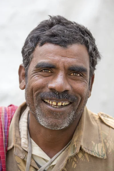 Porträt eines armen indischen Mannes. new delhi, indien — Stockfoto