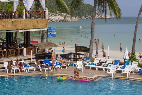 Mensen rusten op het eiland van Koh Phangan in Thailand — Stockfoto