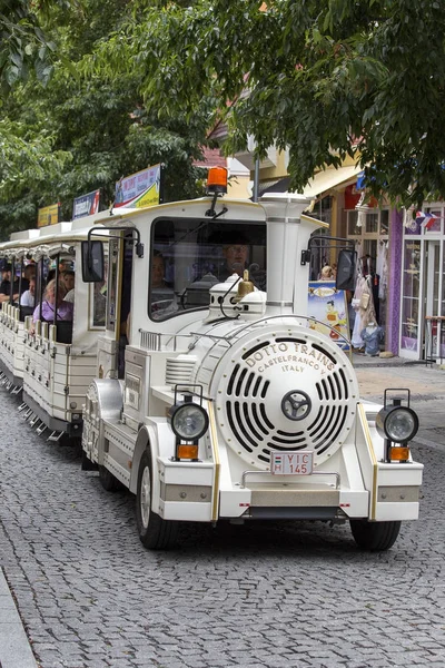 Tren turístico en la calle en Heviz, Hungría — Foto de Stock