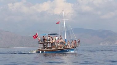 Tekne turist ile Kemer beach, Türkiye bir seyahatinden döndürür. Kemer turistler arasında çok popüler olan.