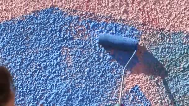 Ręczne malowanie ścian z wałkiem — Wideo stockowe