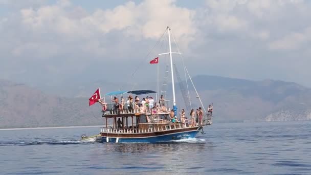Boot mit Touristen kehrt von einer Kreuzfahrt zum Kemer Strand, Türkei. die kemer ist bei Touristen sehr beliebt. — Stockvideo