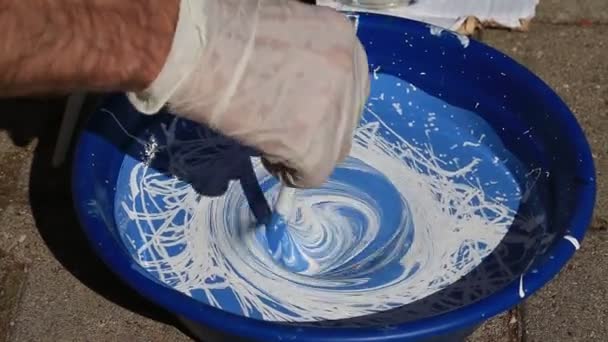 Pintura para mezclar a mano, blanco y azul — Vídeo de stock