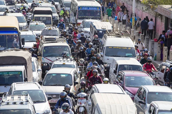 Движение транспорта медленно движется по оживленной дороге в Катманду, Непал — стоковое фото