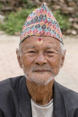 Portre yaşlı erkeklerde geleneksel kıyafet sokak Katmandu, Nepal
