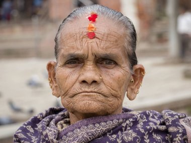 Portre yaşlı kadınlar geleneksel elbise sokak Katmandu, Nepal