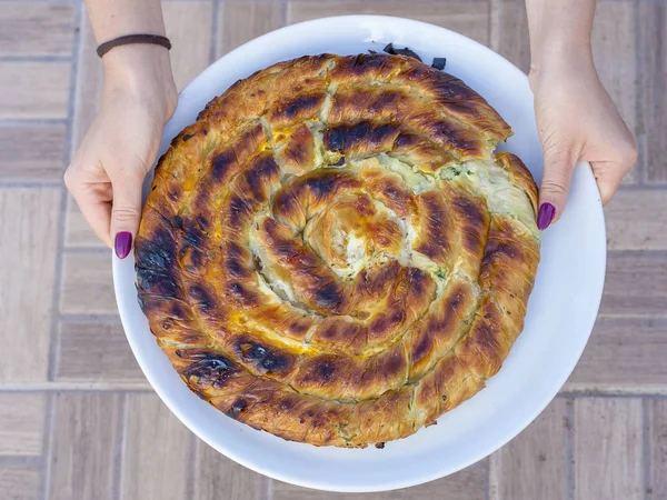Στρογγυλή burek ή πίτα στο άσπρο πιάτο, κλείνω. Τουρκία — Φωτογραφία Αρχείου