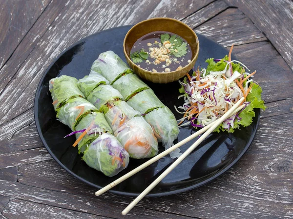 Rollos de primavera vietnamitas frescos en un plato con ensalada —  Fotos de Stock