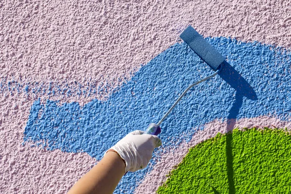 Hand måla väggen med paint roller — Stockfoto