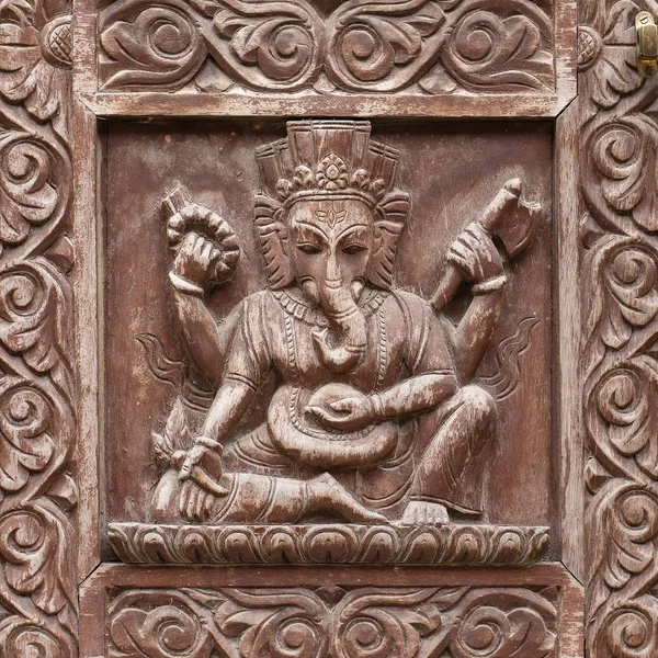 Detail wooden carved door in hindu temple, Kathmandu, Nepal background. Vintage antique door with ornament — Stock Photo, Image