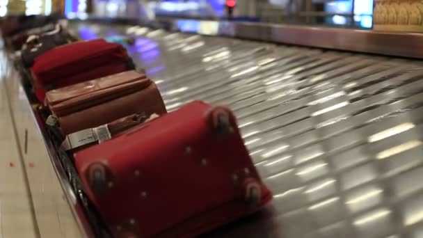Bangkok, Thailand: Bagage transportband in het Suvarnabhumi Airport uitvoering van de bagage van de passagier. — Stockvideo
