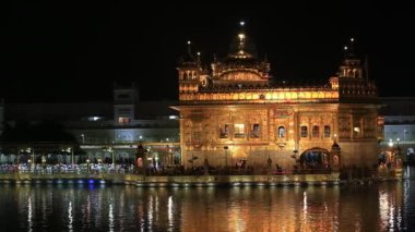 Amritsar, Hindistan - 28 Eylül 2014: Tanımlanamayan Sihler ve Hint insanlar geceleri Amritsar Golden Tapınağı ziyaret. Sih hacıların kutsal bu sitede dua etmek tüm seyahat.