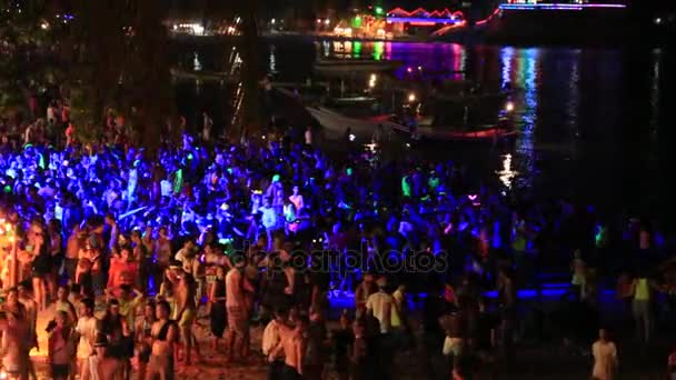 La gente participa en la fiesta de Luna Llena en la isla Koh Phangan. Tailandia — Vídeos de Stock