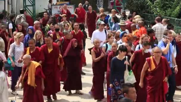 Dharamsala, Indie. Tybetańscy mnisi i ludzi z lekcji Dalajlamy, buddyjskiej świątyni, Mcleod Ganj — Wideo stockowe