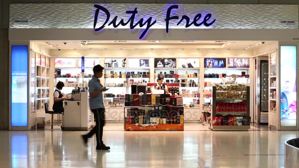 Ppeople inside duty free store in in the Suvarnabhumi Airport, Bangkok, Thailand — Stock Video