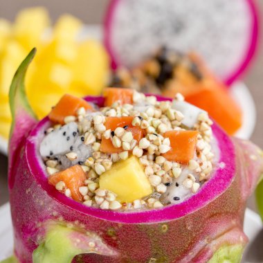 Taze tropikal meyve salatası yeşil buğday ve ballı dragon meyve cilt, yakın çekim