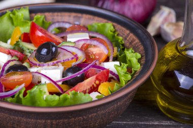 Masanın üzerine taze sebze Yunan salatası. Yakın çekim