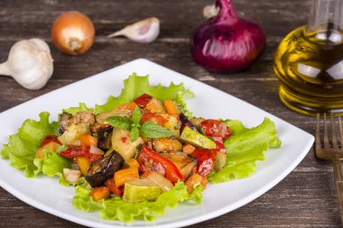 Ahşap masa üzerinde beyaz bir kase haşlanmış sebze. Yakın çekim