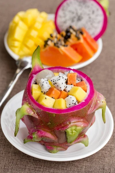 Salada de frutas tropicais frescas na pele de frutas de dragão, close-up — Fotografia de Stock