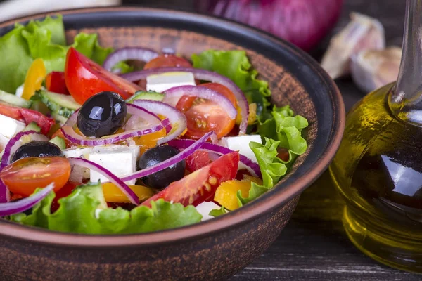 Zeleninový Řecký salát na stole. Zblízka — Stock fotografie
