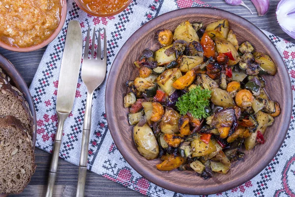 Guisado de verduras en un tazón blanco sobre mesa de madera. De cerca. — Foto de Stock