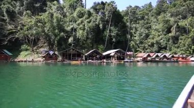 Harika bir manzara dağ göl ve nehir tekne Ratchaprapa Barajı, Khao sok Milli Parkı, Surat thani, Tayland