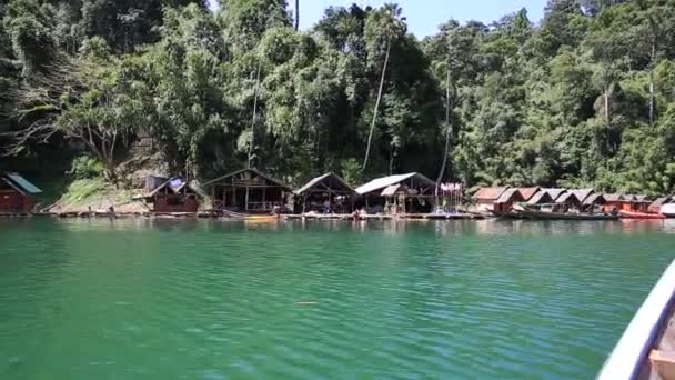 美しい景色山の湖と川のボート Ratchaprapa ダム、カオソック国立公園、スラタニ、タイから — ストック動画