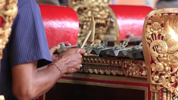 Instrumento de música tradicional balinés gamelan. Isla de Bali, Indonesia — Vídeos de Stock