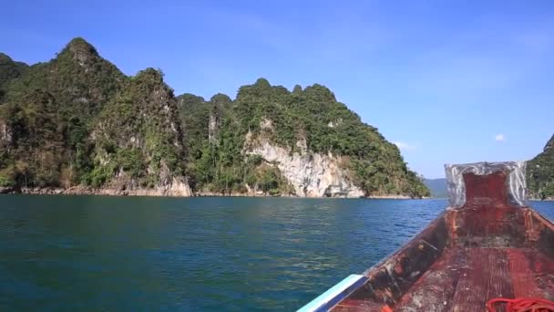 Krásný výhled na horské jezero a řeka od lodi v Ratchaprapa dam, národní park, Surat thani, Thajsko — Stock video