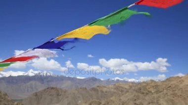 Bol renkli Budist dua bayrakları tapınağında Leh, Ladakh, Hindistan