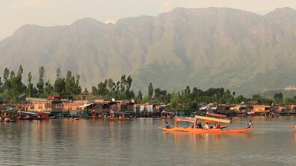 Estilo de vida en el lago Dal, la gente local utiliza Shikara, un pequeño barco para el transporte en el lago de Srinagar, Jammu y el estado de Cachemira, India — Vídeo de stock