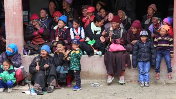 Viejos budistas durante la danza misteriosa de Tsam en tiempos del festival budista Yuru Kabgyat en Lamayuru Gompa, Ladakh, norte de la India — Vídeos de Stock