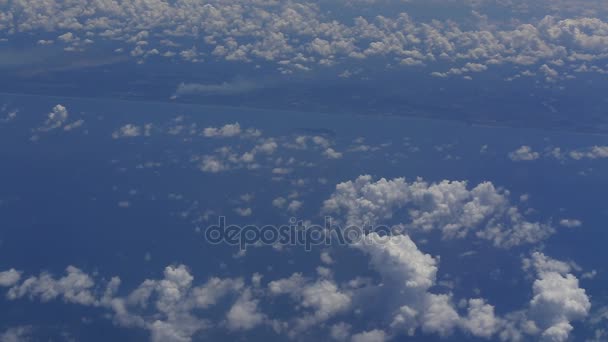 Ταξιδεύουν αεροπορικώς. Δείτε μέσα από ένα παράθυρο του αεροπλάνου. Σύννεφα λευκό και μπλε του ουρανού — Αρχείο Βίντεο