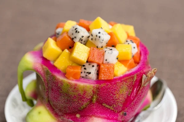 Salát čerstvé tropické ovoce v dračí ovoce kůže, zblízka — Stock fotografie