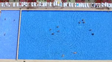 İnsanlar otel Havuzda yüzmek. Yukarıdan görüntüleyin. Türkiye 