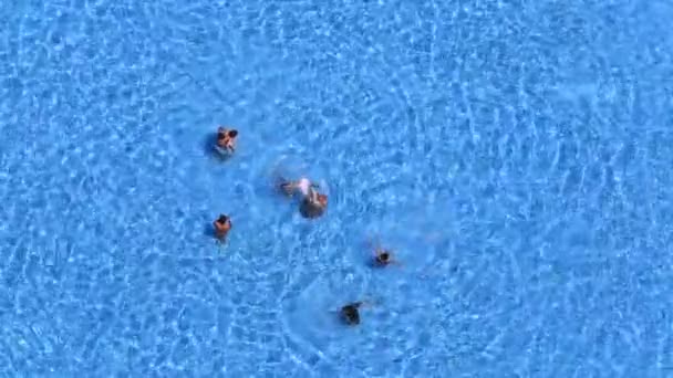 Orang berenang di kolam renang di hotel. Lihat dari atas. Turki — Stok Video