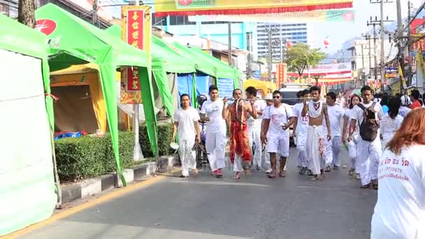 Chinesischer thailändischer Mönch, der von seinem Gott besessen ist, geht mit durchbohrtem Mund beim vegetarischen Fest in Phuket, Thailand — Stockvideo